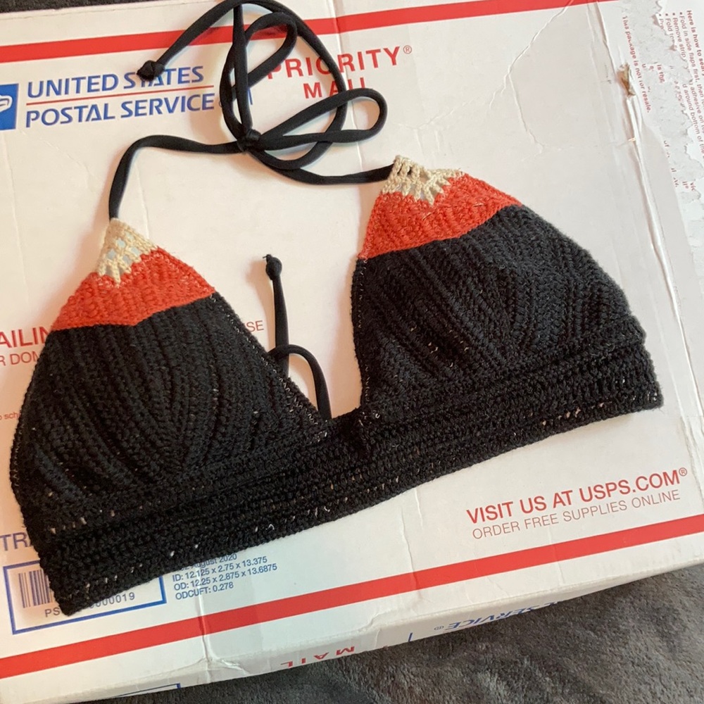 NWOT Victoria’s Secret Crochet Bikini Top S